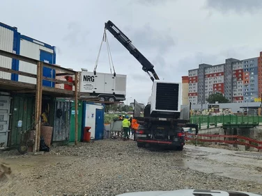 Manipulácia a umiestnenie elektrocentrály pomocou žeriavu