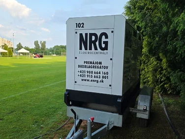 Mobilná elektrocentrála NRG pri športovom areáli